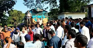 ময়মনসিংহে ট্রেন আটকে মনোনয়নবঞ্চিত প্রার্থীর সমর্থকদের বিক্ষোভ